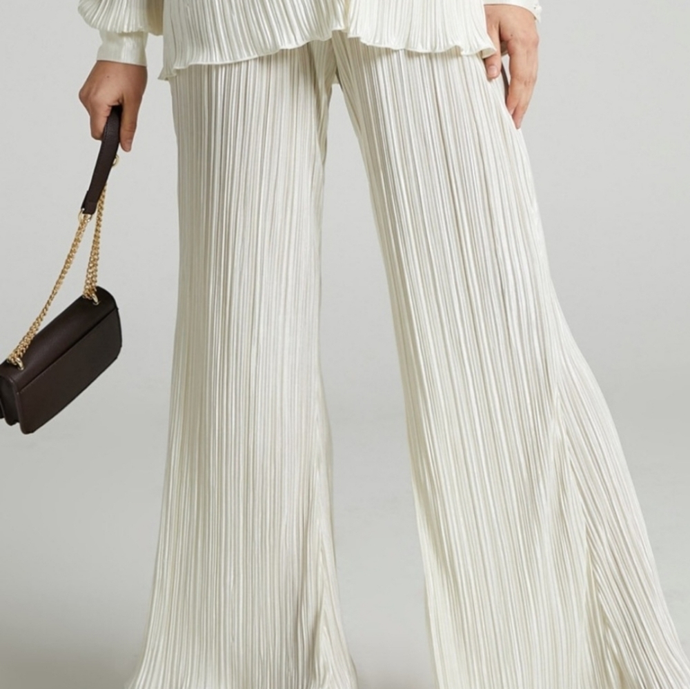 SHOWPO BECA PLISSE Only pents IN CREAM SIZE 2